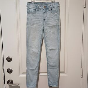 American Eagle Women's Light Wash High-Rise Skinny Jeans Size 6